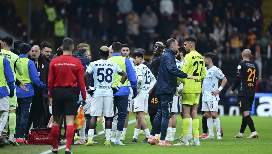 Adana Demirspor, Galatasaray maÃ§Ä±nda sahadan Ã§ekildi: MÃ¼cadele tatil edildi!