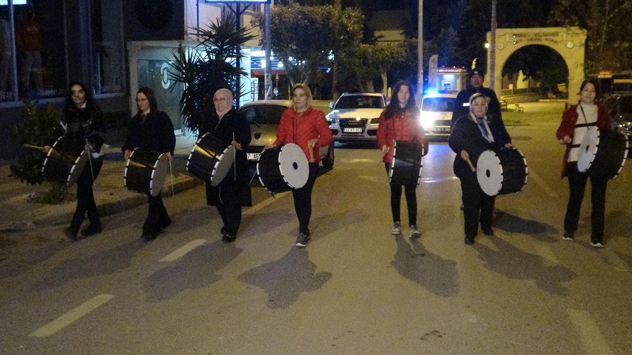 Kadın davulcular, vatandaşları ilk sahura manilerle uyandırdı